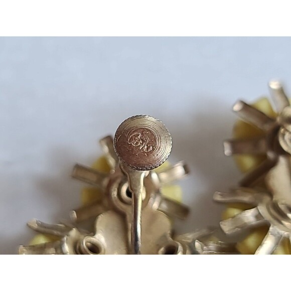 Coro Yellow Flower Screwback Earrings Vintage - Picture 9 of 10